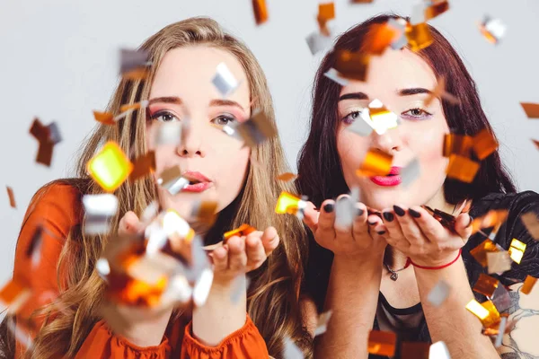Дві Красиві Дівчата Золотому Конфеті Нейтральному Тлі Концепція Новий Рік — стокове фото