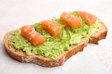 Avokado ve kırmızı balık, nötr arka plan üzerine susam ile tost.