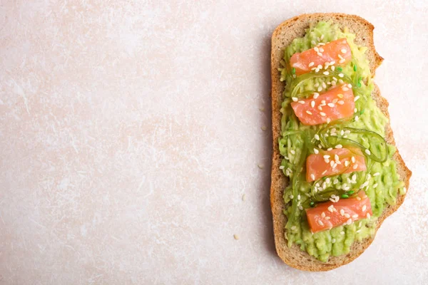 Toast Con Avocado Pesce Rosso Sesamo Sfondo Neutro Vista Dall — Foto Stock