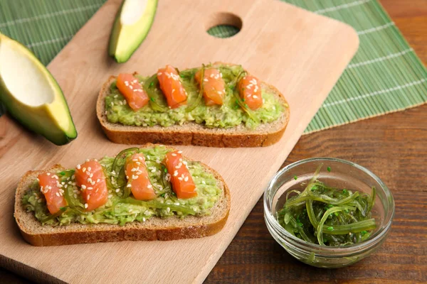 Toast Mit Avocado Und Rotem Fisch Sesam Auf Schneidebrett Auf — Stockfoto