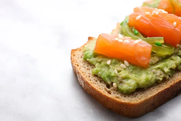 Toast Con Avocado Pesce Rosso Sesamo Fondo Marmo — Foto Stock