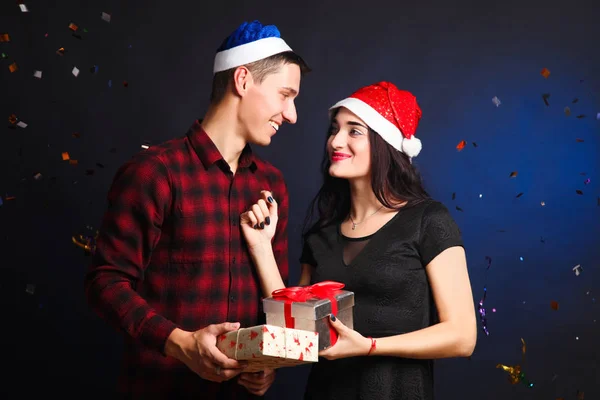 Couple Aimant Homme Fille Avec Cadeau Sur Fond Sombre Concept — Photo