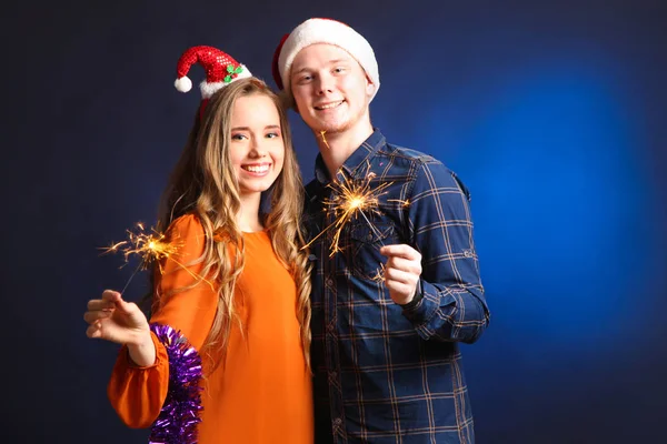 Älskande Par Pojkvän Och Flickvän Med Tomtebloss Mörk Bakgrund Begreppet — Stockfoto