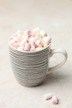 Kahve tarafsız arka plan üzerinde marshmallow ile.