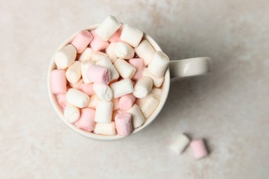 Nötr arka plan üzerinde marshmallow ile kahve fincan. Üstten görünüm.
