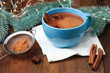 Fincan kakao ile badian ve Noel ağacı ahşap arka plan üzerinde. Kavram kış içki.