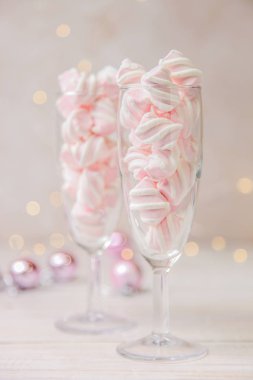 Şekerleme ve garland tarafsız arka plan üzerine bir bardak. Kavram Noel.