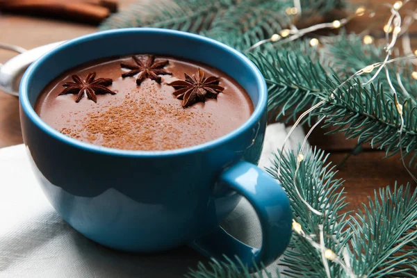 Tasse Kakao Mit Badischen Und Weihnachtsbaum Auf Holzgrund Konzept Winterdrink — Stockfoto