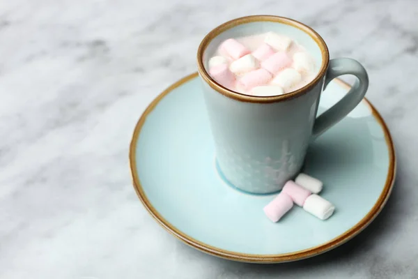 Tasse Café Avec Guimauves Sur Fond Marbre — Photo