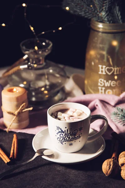 Tasse Kakao Mit Zimt Und Marshmallows Auf Schwarzem Hintergrund Konzept — Stockfoto