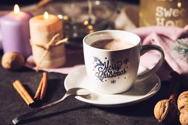 Tasse Kakao Mit Zimt Auf Dem Neujahrstisch Konzept Heißes Wintergetränk — Stockfoto