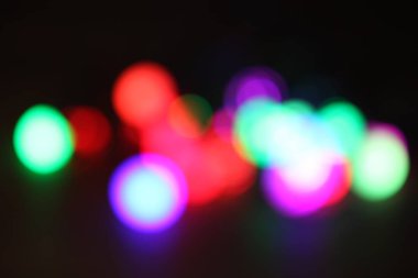 Çok renkli parlak ışıklar karanlıkta. Kavram Festival arka plan. Kopya alanı. 