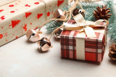 Güzel Noel hediyesi ve tarafsız arka plan üzerinde Noel ağaçları fışkın.