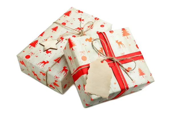 Két Karácsonyi Ajándékok Gyönyörű Csomagolásban Elszigetelt Fehér — Stock Fotó