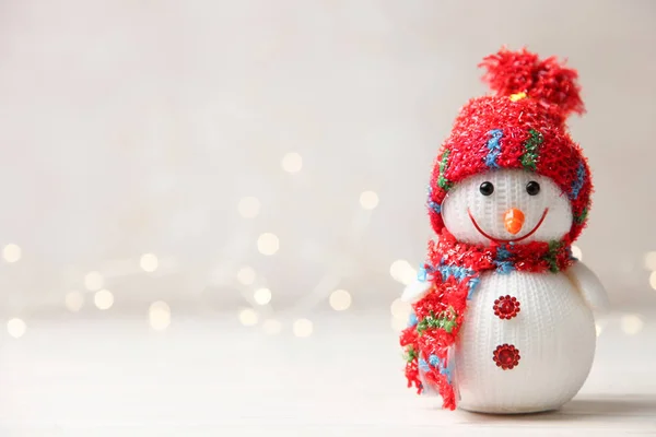 Симпатичный Декоративный Праздничный Улыбающийся Снеговик Красной Шляпе Шарфе Нейтральном Фоне — стоковое фото