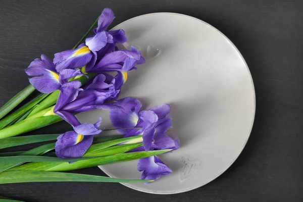 Bouquet Purple Irises Plate Black Background — Stock Photo, Image