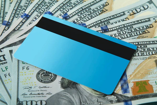 Blauwe Creditcard Ligt Achtergrond Bankbiljetten Amerikaanse Dollars Kopiëren Van Ruimte — Stockfoto