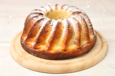 Pişmiş peynir pasta kesme tahtası üzerinde nötr arka plan üzerinde.