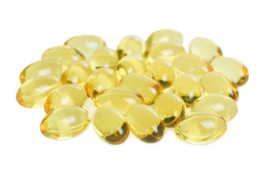 Balık yağı hapı beyaz izole bir grup. Yan görünüm, giydirin-up.