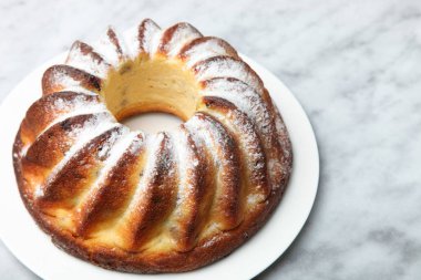 Noel kek mermer zemin üzerine beyaz plaka üzerinde.