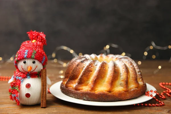 Рождественский Торт Белой Тарелке Игрушка Улыбающийся Снеговик Красной Шляпе Шарф — стоковое фото