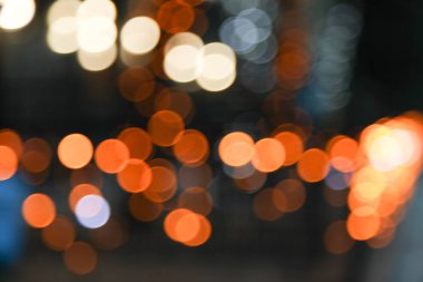 Karanlık, bokeh parlak sarı ışıklar. Arka plan bulanık. Kavram Festival arka plan. Kopya alanı.