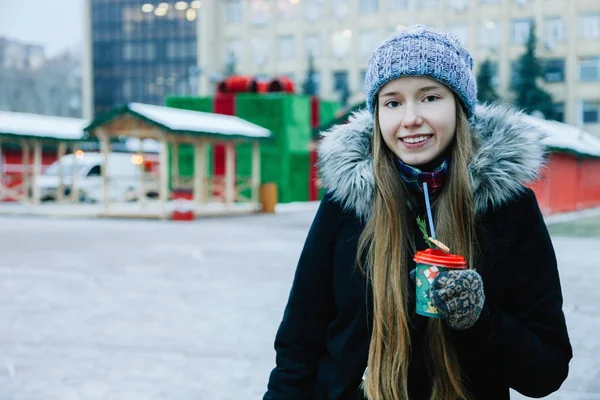 Piękna Młoda Dziewczyna Uśmiechający Się Kaukaska Zimowe Ubrania Picia Gorące — Zdjęcie stockowe