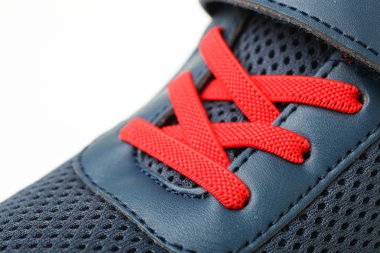 Bir mavi spor ayakkabı spor ayakkabı beyaz izole parlak kırmızı dantel ile. Giydirin-up. Spor ayakkabı. Yan görünüm.