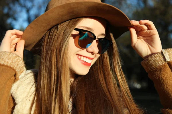 Joven Hermosa Chica Caucásica Sonriente Sombrero Marrón Gafas Sol Parque — Foto de Stock