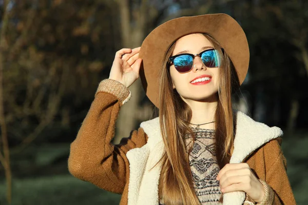 Joven Hermosa Chica Caucásica Sonriente Sombrero Marrón Gafas Sol Parque — Foto de Stock