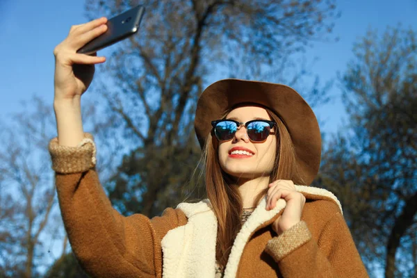 Fiatal Gyönyörű Kaukázusi Mosolygó Lány Barna Kalapot Napszemüveget Teszi Selfie — Stock Fotó