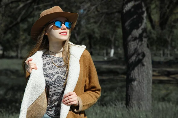 Joven Hermosa Chica Caucásica Sonriente Sombrero Marrón Gafas Sol Torcedura — Foto de Stock