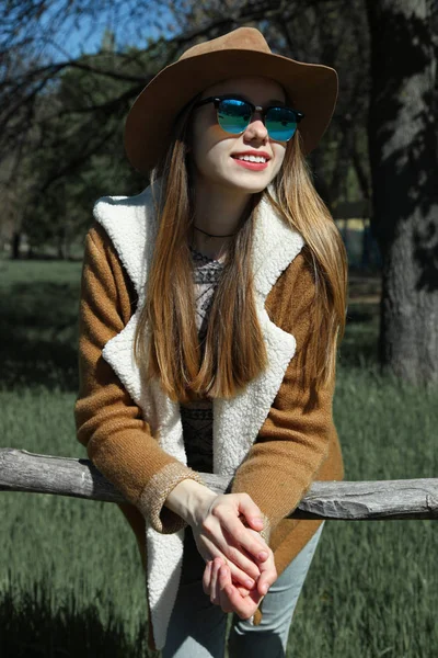 Joven Hermosa Chica Caucásica Sonriente Sombrero Marrón Gafas Sol Torcedura — Foto de Stock