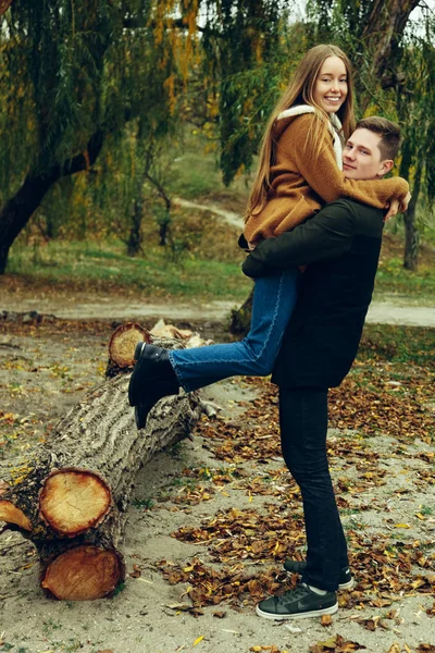 Jonge Vrolijke Verliefde Paar Meisje Armen Van Man Het Park — Stockfoto