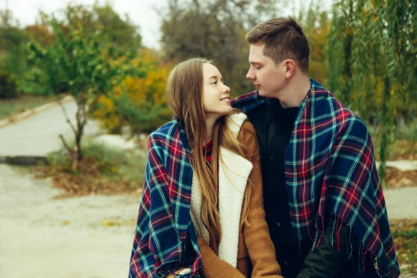 Coppia Gioiosa Giovane Innamorata Ragazza Guarda Tipo Avvolto Plaid Parco — Foto Stock