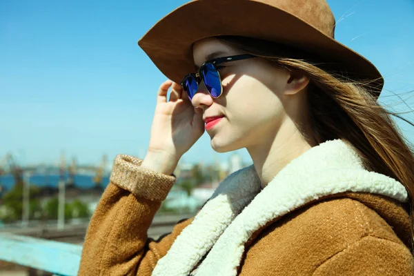 Young Beautiful Caucasian Smiling Girl Brown Hat Sunglasses Bright Blue — Stock Photo, Image