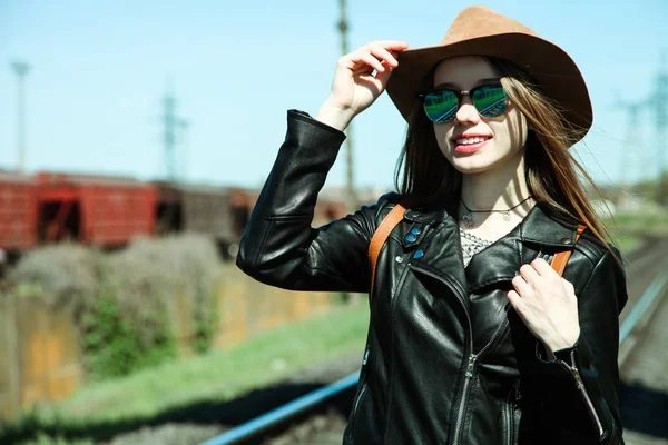 Beautiful Caucasian Smiling Girl Leather Jacket Sunglasses Hat Backpack Waiting — Stock Photo, Image