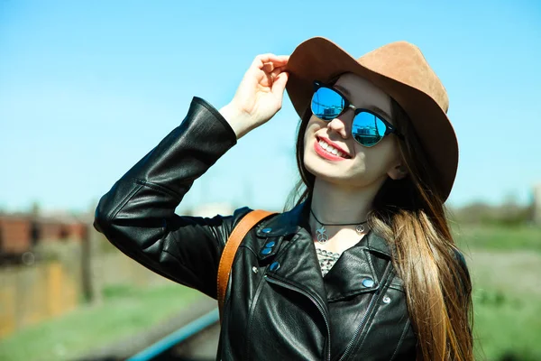 Hermosa Chica Caucásica Sonriente Chaqueta Cuero Gafas Sol Con Sombrero — Foto de Stock