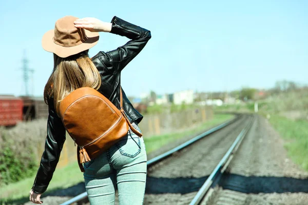 Menina Jaqueta Couro Chapéu Mochila Marrom Andando Longo Trilhos Dia — Fotografia de Stock