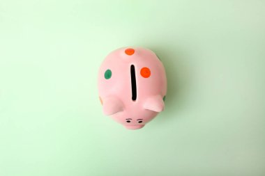 Puantiyeli parlak nane arka plan üzerinde bir pembe pig piggy banka. Görünümü en çok, uzay kopyalayın. Kavram kaydetme.