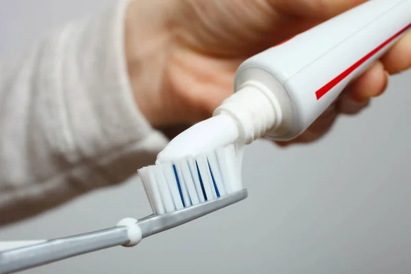 Pasta Dientes Apretada Cepillo Dientes Sobre Fondo Neutro Concepto Higiene — Foto de Stock