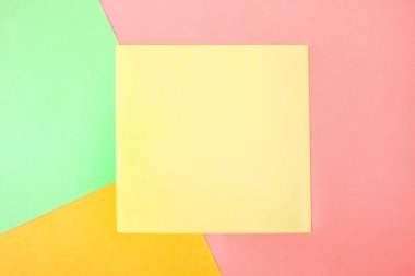 Güzel renk parlak sulu yaz arka plan sarı etikette. Üstten görünüm, kopya alanı.