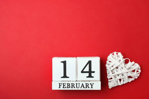 Wooden Calendar Date February White Decorative Heart Bright Red Background — Stock Photo, Image