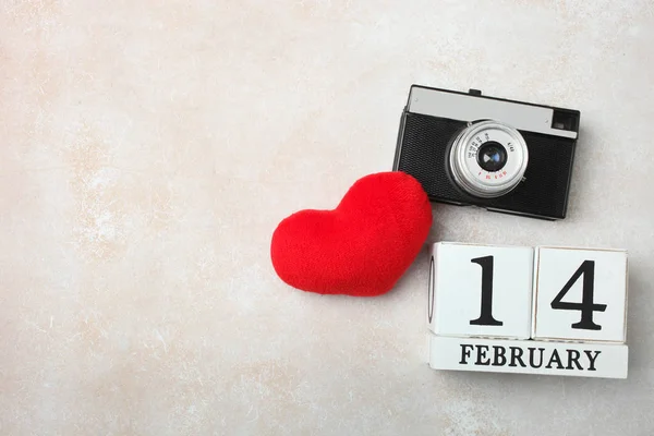 Calendar Date February Old Retro Camera Red Soft Heart Neutral — Stock Photo, Image