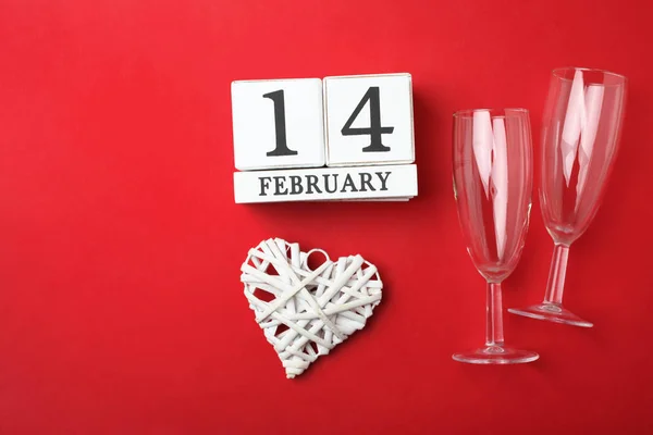 Wooden Calendar Date February White Heart Champagne Glass Bright Red — Stock Photo, Image