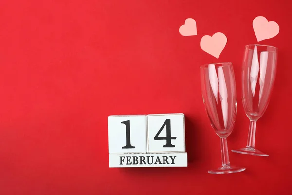 Wooden Calendar Date February Two Champagne Glass Pink Hearts Bright — Stock Photo, Image