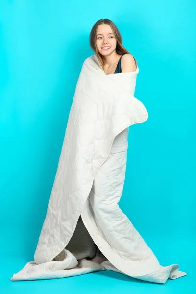 Schöne Lächelnde Kaukasische Mädchen Weißer Decke Auf Blauem Hintergrund — Stockfoto