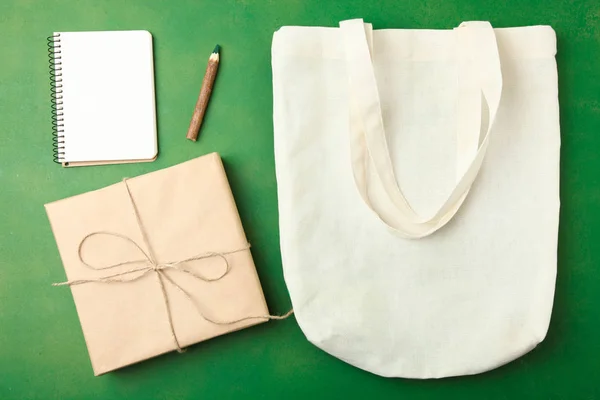环保袋 工艺包装和纸上的绿色背景 平躺着 环保材料 — 图库照片