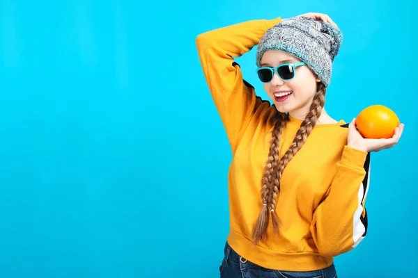 Hermosa Chica Caucásica Divertida Sombrero Invierno Con Naranja Brillante Sobre — Foto de Stock