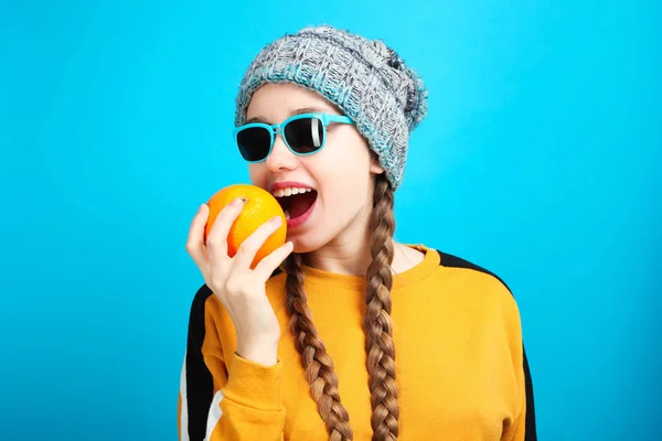 Όμορφο Αστείο Κορίτσι Καυκάσιος Στο Χειμερινό Καπέλο Έντονο Πορτοκαλί Μπλε — Φωτογραφία Αρχείου